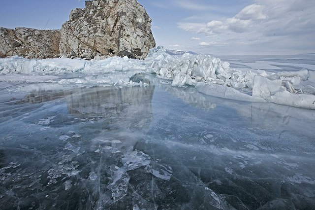 Иркутские журналисты сняли на ВИДЕО пламя, возникшее подо льдом Байкала