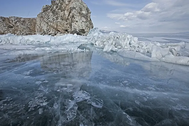 Иркутские журналисты сняли на ВИДЕО пламя, возникшее подо льдом Байкала