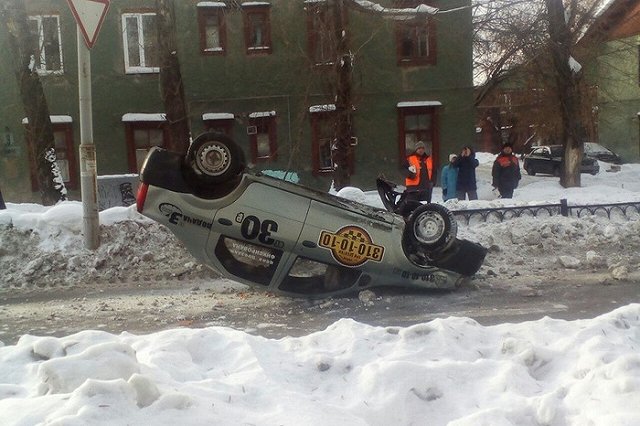 На Уралмаше перевернулась машина такси «Три десятки»