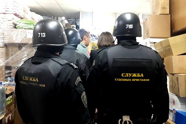 Судебные приставы опечатали здание торгового центра «Марс»