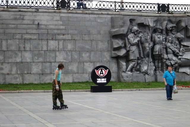 Часы в форме шайбы появятся в центре Екатеринбурга завтра днем