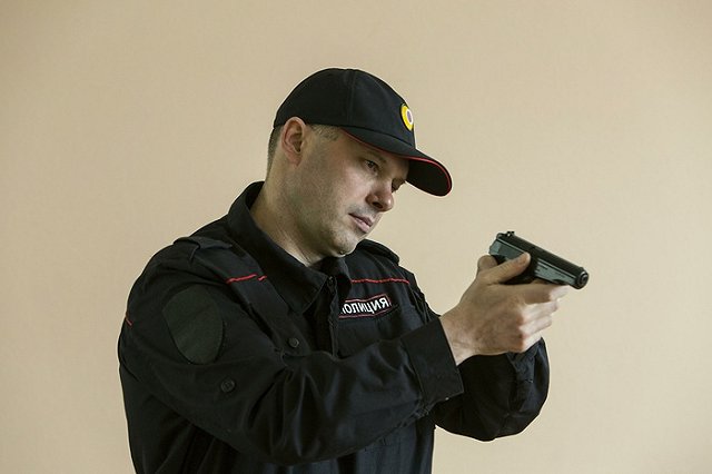 Пьяный полицейский на спор выстрелил себе в голову