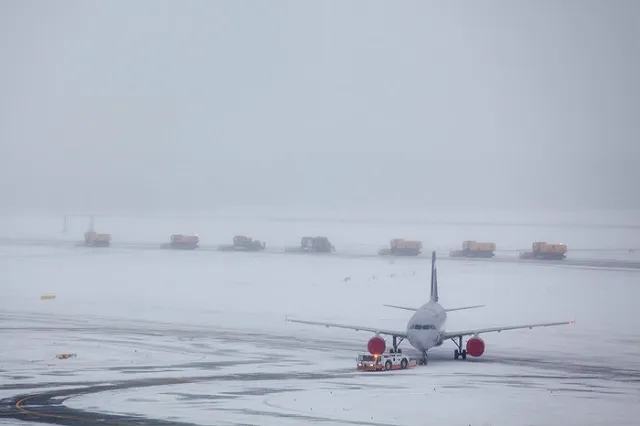 Из-за снежной бури в Чикаго отменена тысяча авиарейсов