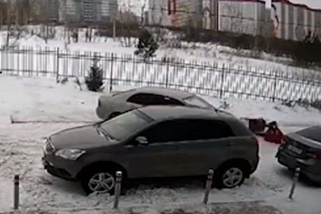 Водитель легковушки сбил женщину с коляской из-за сделанного ему замечания — видео