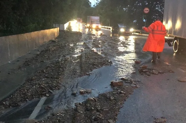Трое детей находились в унесенных в Сочи в Черное море автомобилях