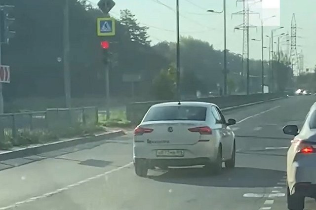 В Краснолесье автохамы регулярно объезжают пробку по встречке на красный