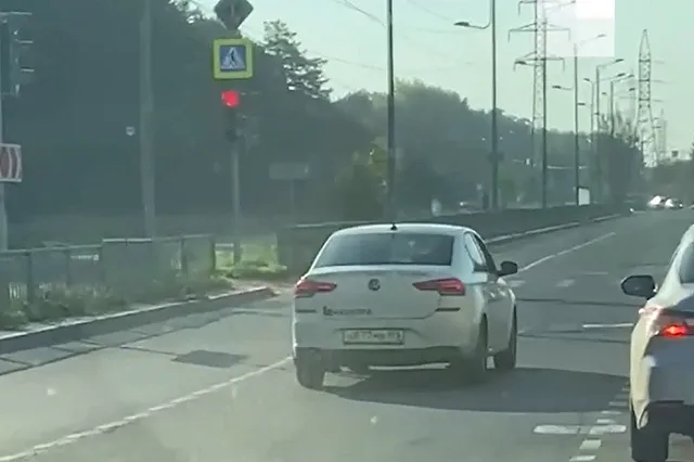 В Краснолесье автохамы регулярно объезжают пробку по встречке на красный