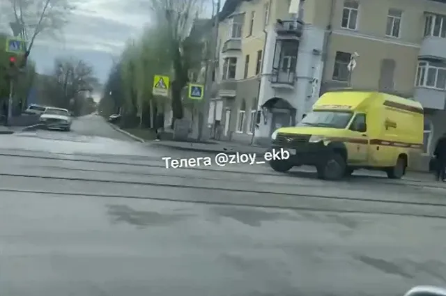 В Екатеринбурге из-за машины скорой остановилось движение трамваев