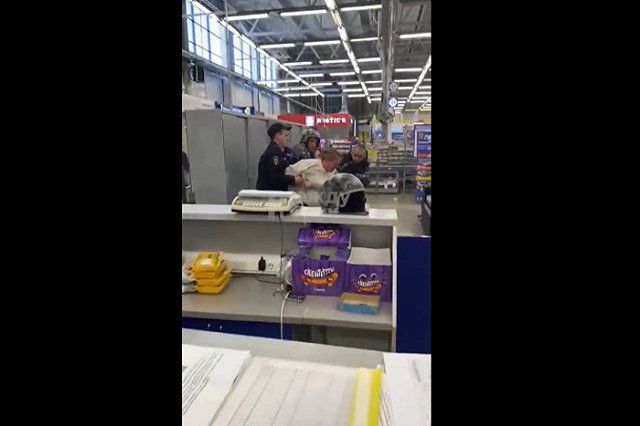 «Жаба плесневелая». Пытавшаяся вынести из «Ленты» продукты тагильчанка угрожает продавцу. ВИДЕО