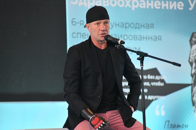 Олимпийский чемпион Роман Костомаров, который пережил ампутацию и кому, рассказал екатеринбуржцам, как научился жить заново