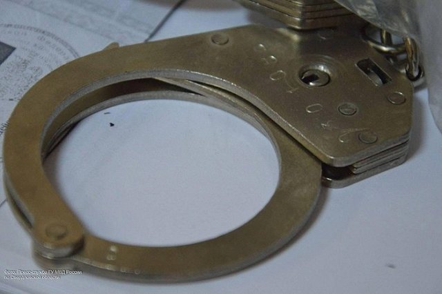 В Екатеринбурге в День Победы задержали женщину за куртку с желто-синими вставками