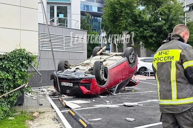 Пожилой екатеринбуржец на иномарке вылетел с парковки бизнес-центра, упав на крышу