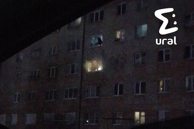 Мать выкинула младенца из окна в Асбесте. Она спасала его от огня