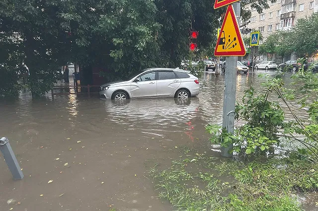 После проливного дождя вновь затопило центр Екатеринбурга