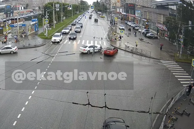 В Екатеринбурге мужчина спас себе жизнь, успев убежать от летящего на него авто