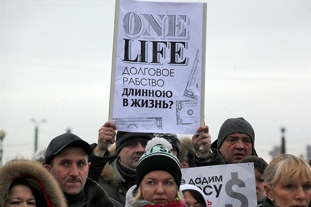 Банки начали подавать в суд на заемщиков по валютной ипотеке