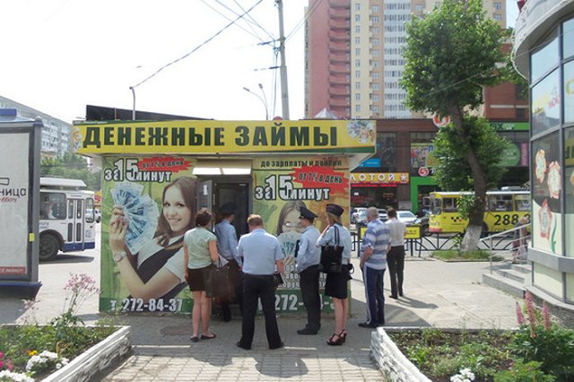 Забинтованный налетчик ограбил пункт микрозаймов в Екатеринбурге