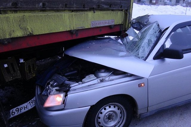 «Лада» и «Жигуги» с маленькими детьми врезались в стоящие грузовики на Урале