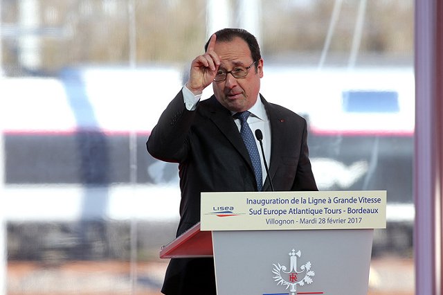 Олланд решил помешать Ле Пен прийти к власти