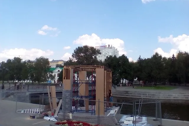 В Екатеринбурге на три дня закрыли парковку на площади 1905 года