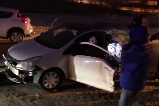 На ЕКАДе столкнулись фура и легковушка