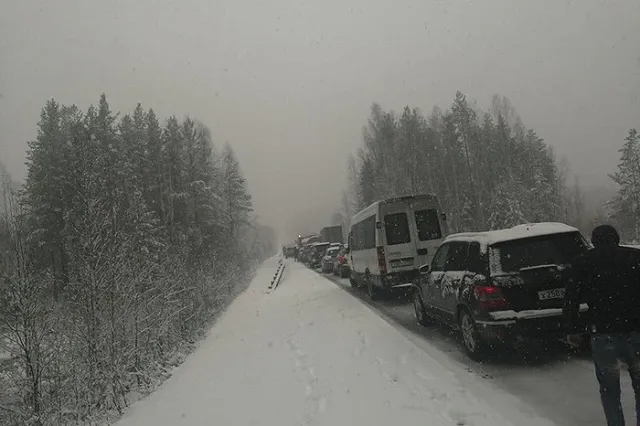 В МЧС назвали областные дороги, по которым в понедельник будет сложно ехать из-за снегопада