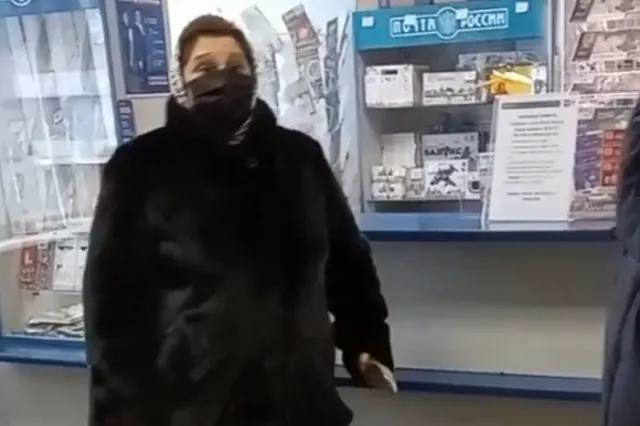 Не пустил без очереди: в отделении «Почты России» цыганка пригрозила расправой екатеринбуржцу