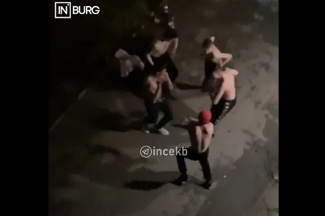 «Может им в окопы завтра».Екатеринбурженка показала ночную компанию, пляшущую под ее окнами