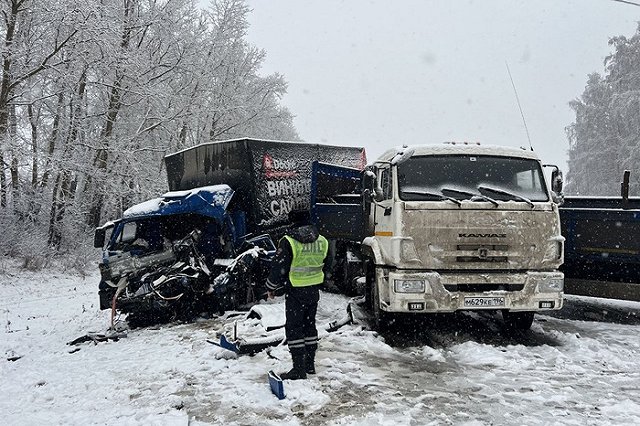 В столкновении двух «КамАЗов» на свердловской трассе погиб человек