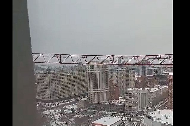 В Екатеринбурге строительный кран врезался стрелой в соседнюю высотку