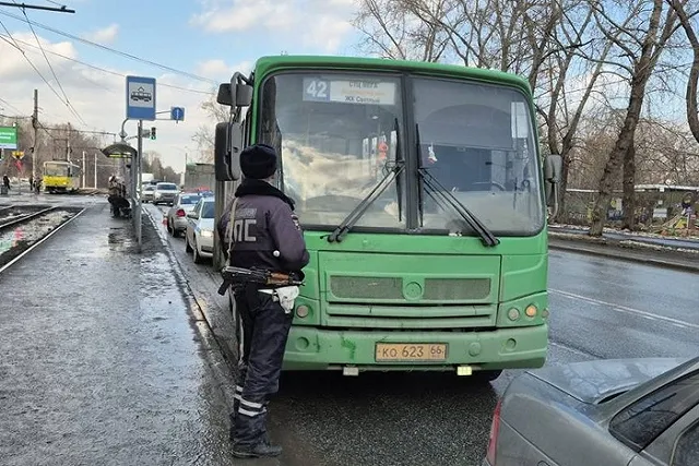 В Екатеринбурге машрутный ПАЗ сбил на Вторчермете пьяного пешехода