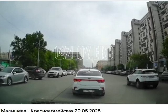 Авария возле ТЦ «Антей» в Екатеринбурге попала на видео
