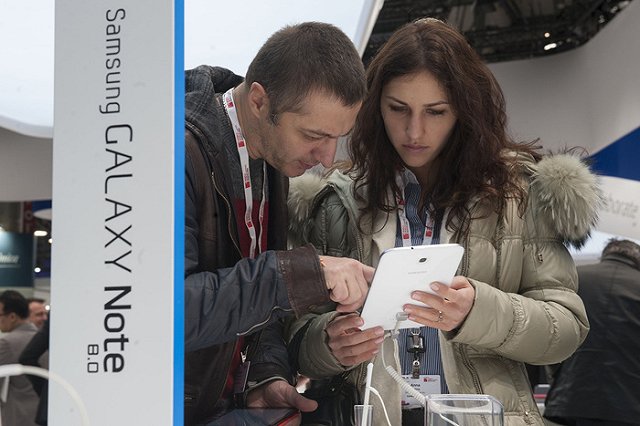 В Магнитогорске рекламу смартфонов Samsung заподозрили в непристойности