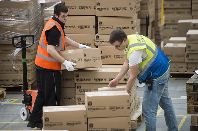 Житель Ростова-на-Дону снял на видео небрежную погрузку посылок «Почты России»