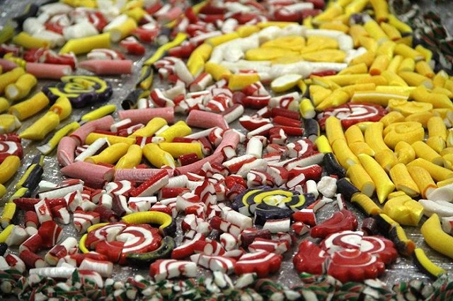 Новогоднюю елку из 20 килограммов битых леденцов создали в Екатеринбурге