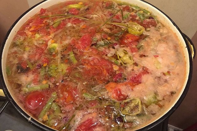 Пока все спали, Николай Коляда сварил огромную кастрюлю борща