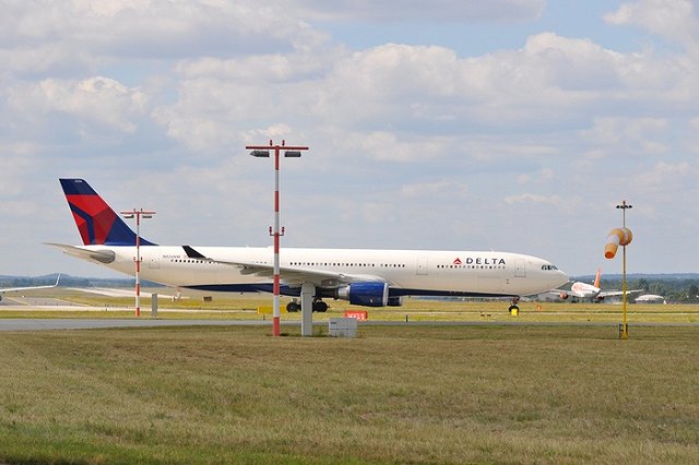 Пытавшийся прорваться в кабину пилота пассажир Delta ранил трех человек