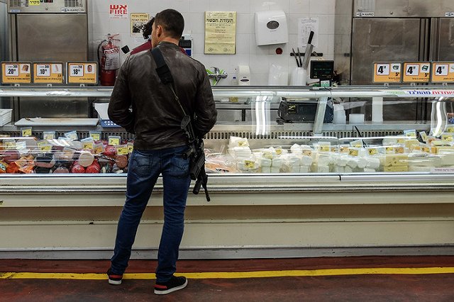 Россиянам предложат снимать наличные с карт на кассах магазинов