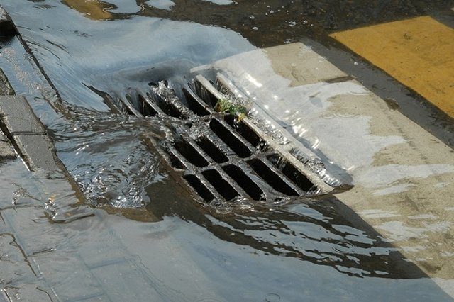 Возле «Гринвича» отремонтировали сток для воды