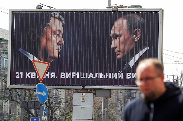 Штаб Порошенко выложил видео со сбивающей Зеленского фурой