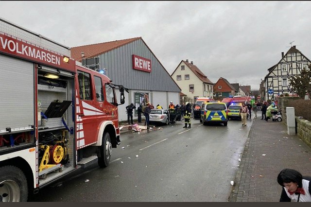 В Германии автомобиль въехал в толпу людей на карнавале. ДОПОЛНЕНО