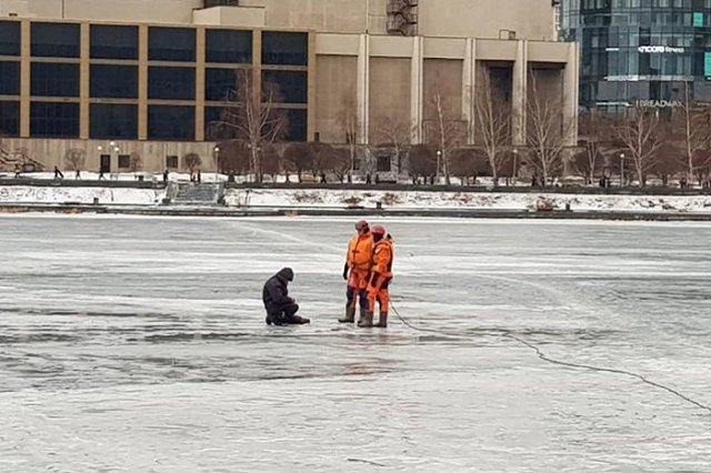 Спасатели сопроводили на берег мужчину, неподвижно сидевшего посреди Городского пруда