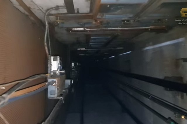 В Москве лифт насмерть придавил мужчину, искавшего в шахте закладку