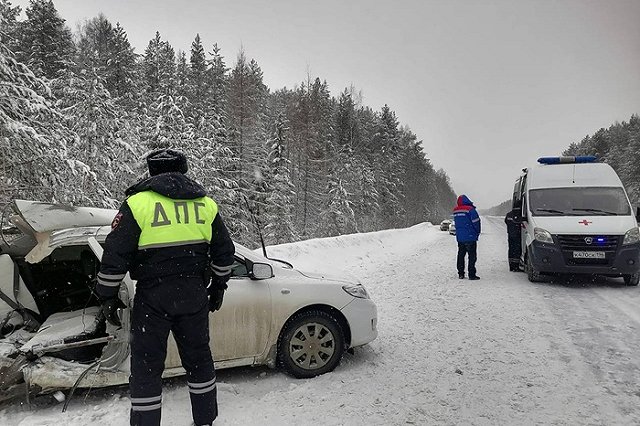 В Свердловской области девушка на Toyota влетела в машину скорой, погубив двоих человек