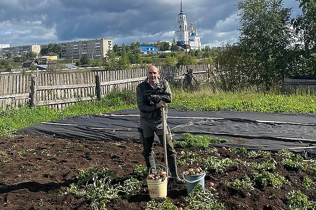 Губернатор Денис Паслер рассказал, как помог своей маме в огороде — фото