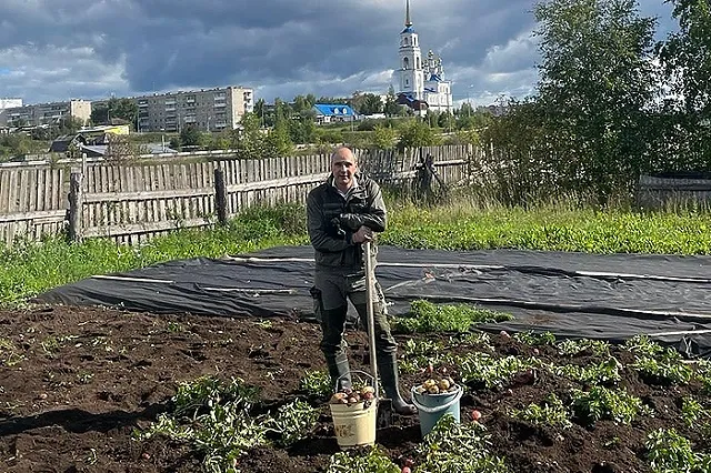 Губернатор Денис Паслер рассказал, как помог своей маме в огороде — фото