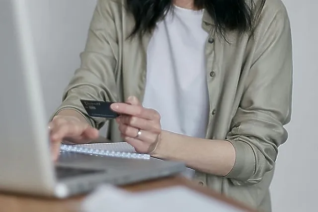 Женщина в декрете оказалась должна Долиной 15 миллионов рублей, продав свою карту мошенникам