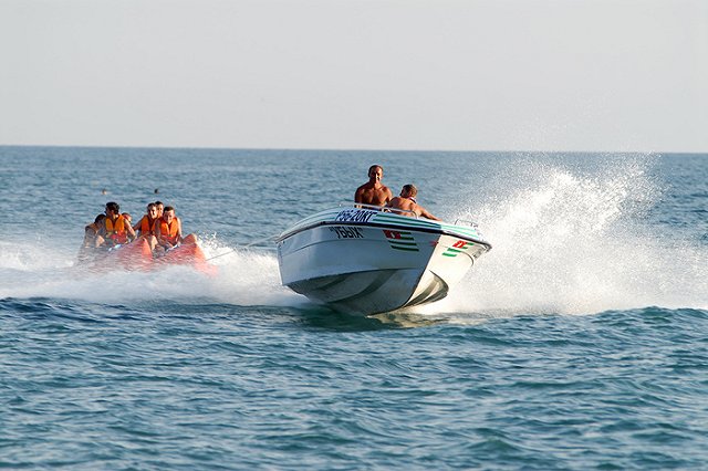 Катавшийся на тюбинге по Каме юноша погиб, врезавшись в грузовое судно