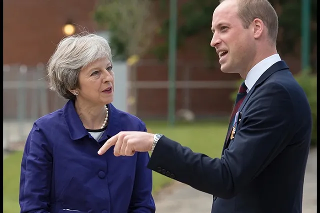 Тереза Мэй удивила соцсети низким поклоном принцу Уильяму