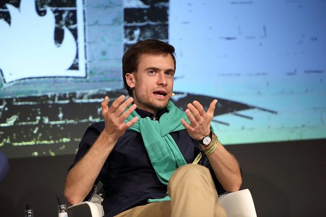 Продюсер Pussy Riot улетел на частном самолете на лечение в Германию